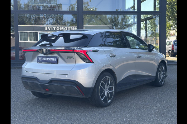 MG Mg4 electric Luxury 64 kWh LONG RANGE | SOH 95% | 15.000KM | 360° CAMERA | STOEL & STUURVERWARMING | 7 JAAR MG GARANTIE T/M 07-2031 | ELEKTRISCHE STOEL | DODEHOEK SENSOR | ADAPTIVE CRUISE CONTROL|