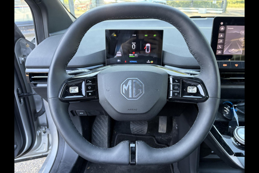 MG Mg4 electric Luxury 64 kWh LONG RANGE | SOH 95% | 15.000KM | 360° CAMERA | STOEL & STUURVERWARMING | 7 JAAR MG GARANTIE T/M 07-2031 | ELEKTRISCHE STOEL | DODEHOEK SENSOR | ADAPTIVE CRUISE CONTROL|