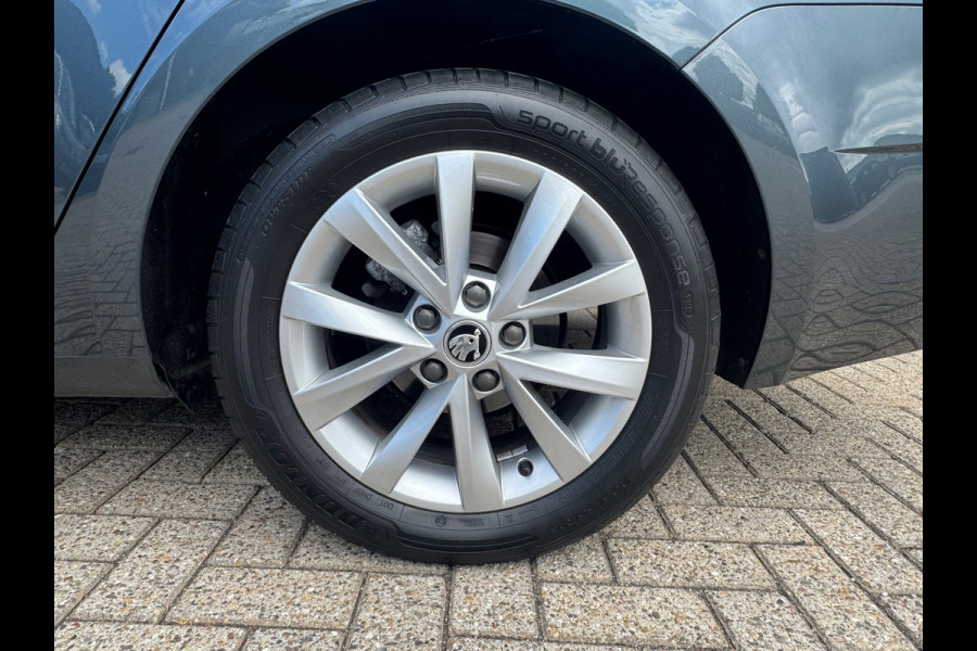 Škoda Octavia Combi 1.0 TSI Business * Parkeersensoren * Navigatie * Stoelverwarming *