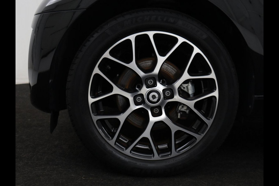 Smart Fortwo EQ Comfort PLUS 18 kWh | SOH 91.8% | Leder | Panoramadak | Stoelverwarming | Camera | Bluetooth | Park assist | Climate control | Full LED | 16'' Lichtmetaal