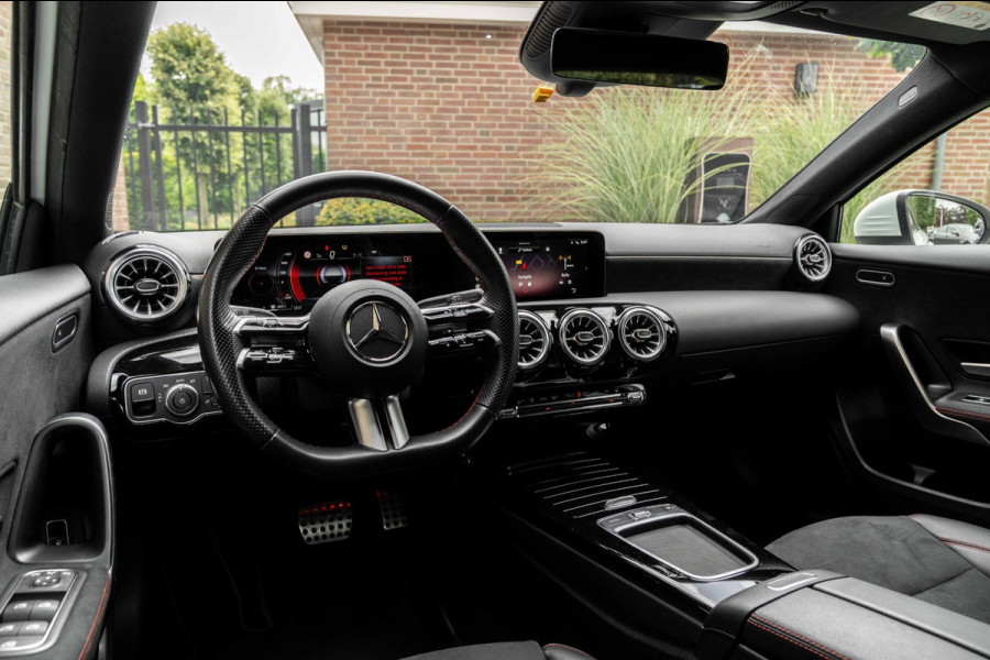 Mercedes-Benz A-Klasse 250 e AMG Line 218 PK 1e Eig Sfeerverlichting Widescreen Keyless Camera 19''