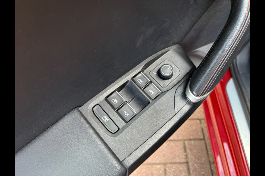 Seat Leon Sportstourer 1.5 eTSI FR Business SCHUIFDAK/LEDER/VIRTUAL/TREKH.WEGKLAPBAAR