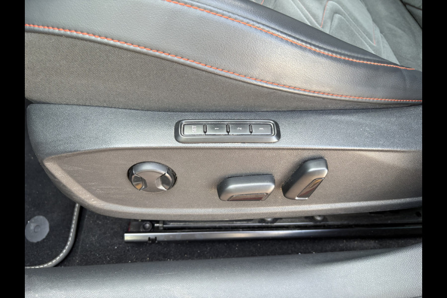 Seat Leon Sportstourer 1.5 eTSI FR Business SCHUIFDAK/LEDER/VIRTUAL/TREKH.WEGKLAPBAAR