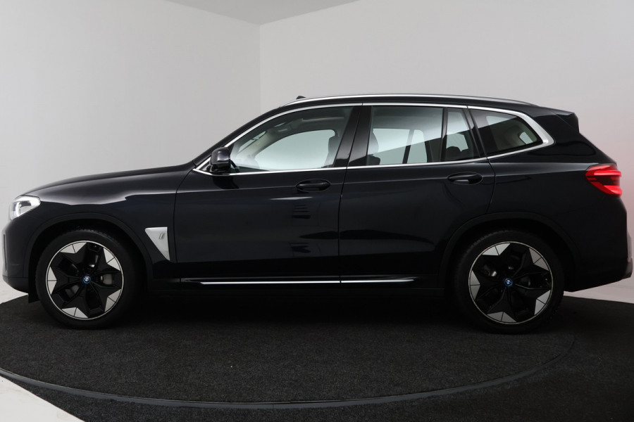 BMW iX3 Executive 80 kWh SOH 96% (PANORAMADAK, SFEERVERLICHTING, ADAPTIVE CRUISE, AUTOPILOT, STOELVERWARMING, 1e EIGENAAR)