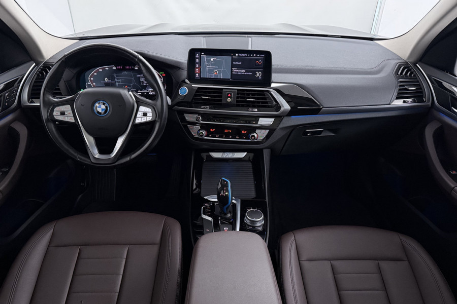 BMW iX3 Executive 80 kWh SOH 96% (PANORAMADAK, SFEERVERLICHTING, ADAPTIVE CRUISE, AUTOPILOT, STOELVERWARMING, 1e EIGENAAR)