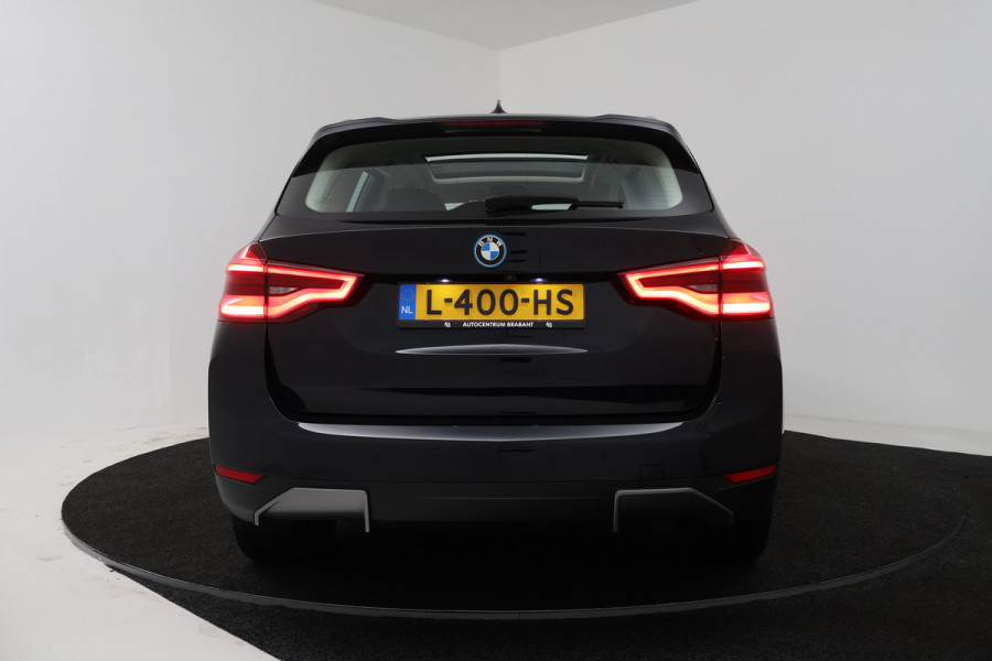 BMW iX3 Executive 80 kWh SOH 96% (PANORAMADAK, SFEERVERLICHTING, ADAPTIVE CRUISE, AUTOPILOT, STOELVERWARMING, 1e EIGENAAR)