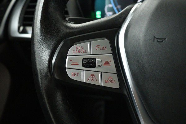 BMW iX3 Executive 80 kWh SOH 96% (PANORAMADAK, SFEERVERLICHTING, ADAPTIVE CRUISE, AUTOPILOT, STOELVERWARMING, 1e EIGENAAR)