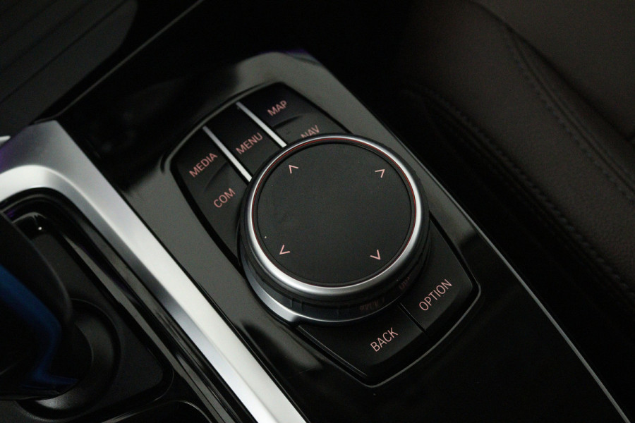 BMW iX3 Executive 80 kWh SOH 96% (PANORAMADAK, SFEERVERLICHTING, ADAPTIVE CRUISE, AUTOPILOT, STOELVERWARMING, 1e EIGENAAR)