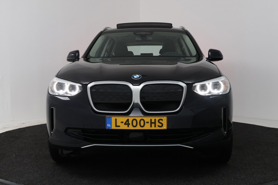 BMW iX3 Executive 80 kWh SOH 96% (PANORAMADAK, SFEERVERLICHTING, ADAPTIVE CRUISE, AUTOPILOT, STOELVERWARMING, 1e EIGENAAR)