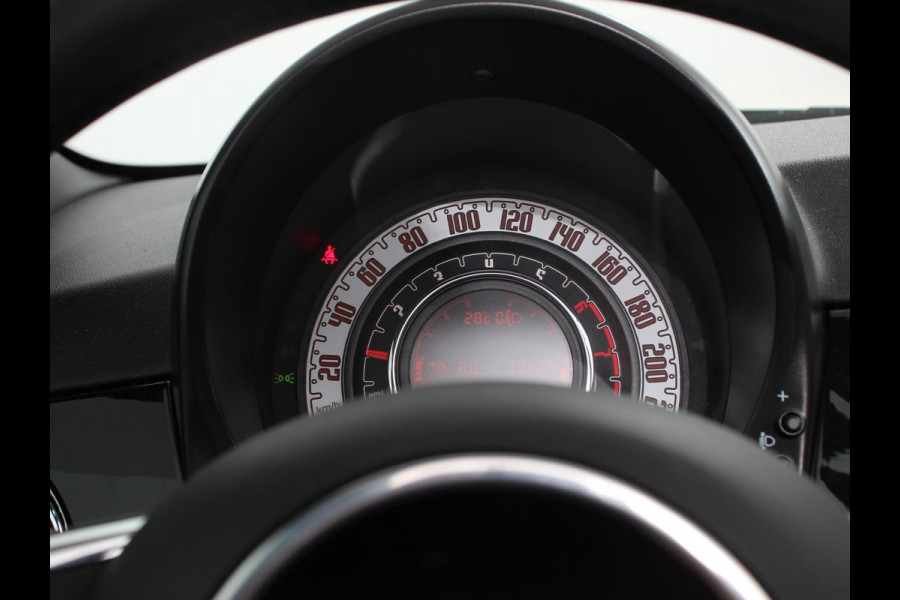 Fiat 500C 1.0 Hybrid Club Navigatie Apple Carplay/Android Auto Airco Cruise control Lichtmetalen velgen Elektrische ramen Parkeersensoren achter