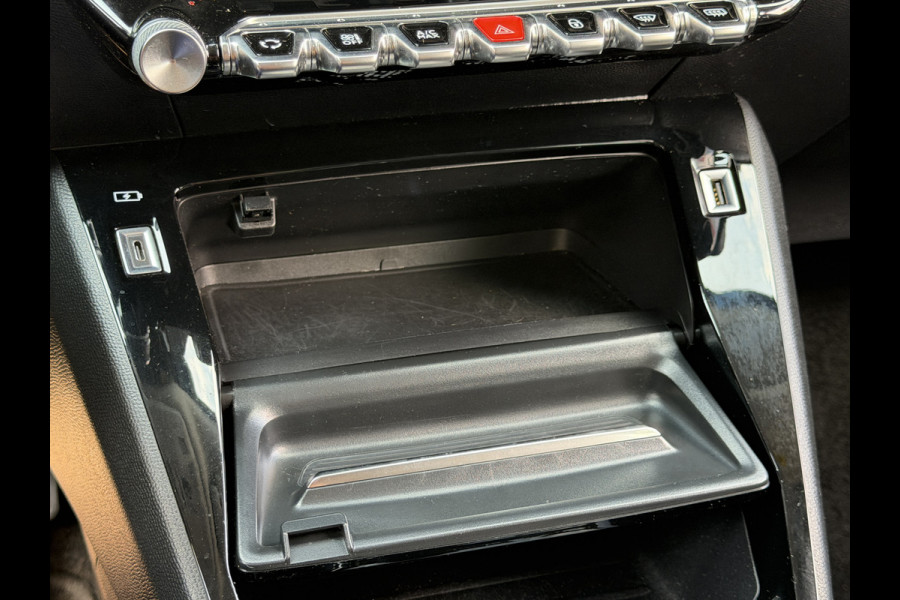 Peugeot e-2008 BWJ 2022 | EV 136PK Allure 50 kWh | LEDER/STOF | CLIMA | NAVI | CAMERA A | CARPLAY | PRIVACY GLASS | PDC |