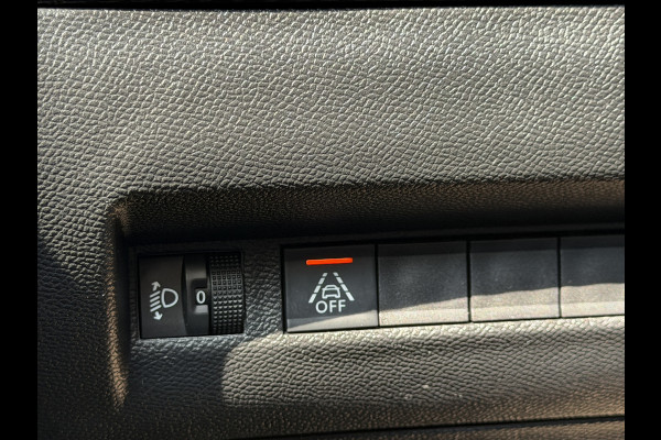 Peugeot e-2008 BWJ 2022 | EV 136PK Allure 50 kWh | LEDER/STOF | CLIMA | NAVI | CAMERA A | CARPLAY | PRIVACY GLASS | PDC |