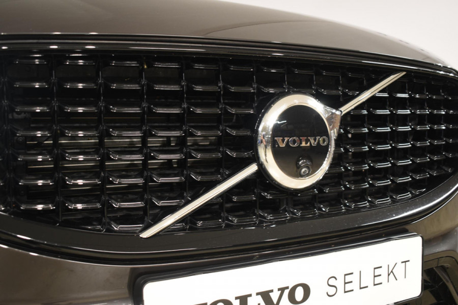 Volvo XC60 T6 350PK Automaat Plug-in Hybrid AWD Ultimate Dark / Luchtvering / Bowers & Wilkins / 360 Camera / Adaptieve Cruise Control / Stuur & Stoelverwarming / Elektr. Achterklep / Schuifdak / Trekhaak