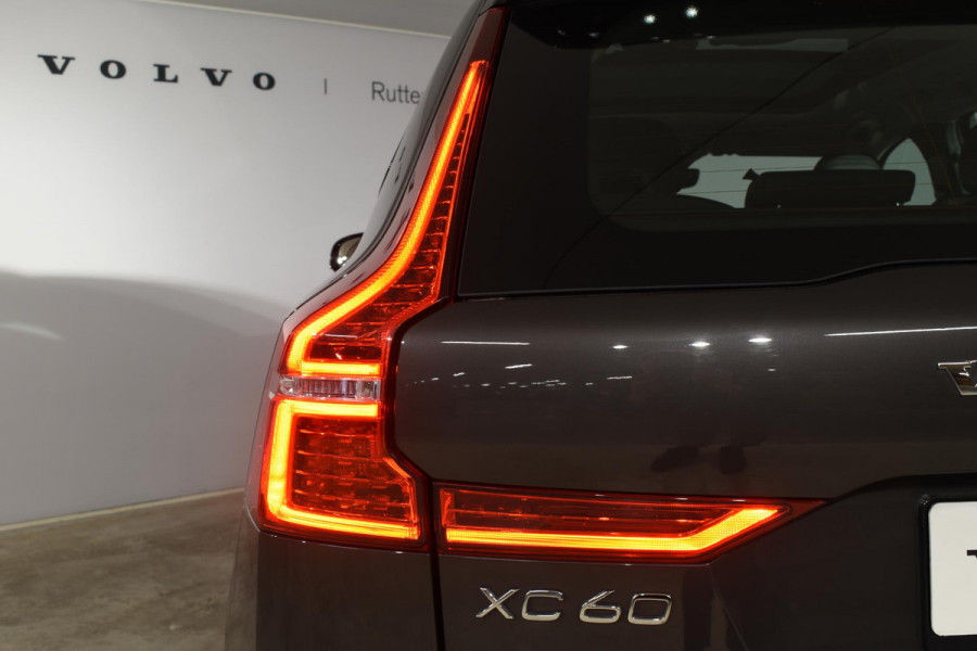 Volvo XC60 T6 350PK Automaat Plug-in Hybrid AWD Ultimate Dark / Luchtvering / Bowers & Wilkins / 360 Camera / Adaptieve Cruise Control / Stuur & Stoelverwarming / Elektr. Achterklep / Schuifdak / Trekhaak