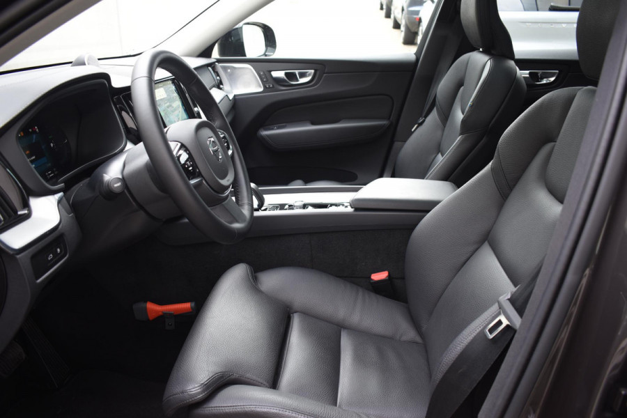 Volvo XC60 T6 350PK Automaat Plug-in Hybrid AWD Ultimate Dark / Luchtvering / Bowers & Wilkins / 360 Camera / Adaptieve Cruise Control / Stuur & Stoelverwarming / Elektr. Achterklep / Schuifdak / Trekhaak