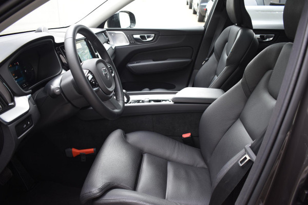 Volvo XC60 T6 350PK Automaat Plug-in Hybrid AWD Ultimate Dark / Luchtvering / Bowers & Wilkins / 360 Camera / Adaptieve Cruise Control / Stuur & Stoelverwarming / Elektr. Achterklep / Schuifdak / Trekhaak