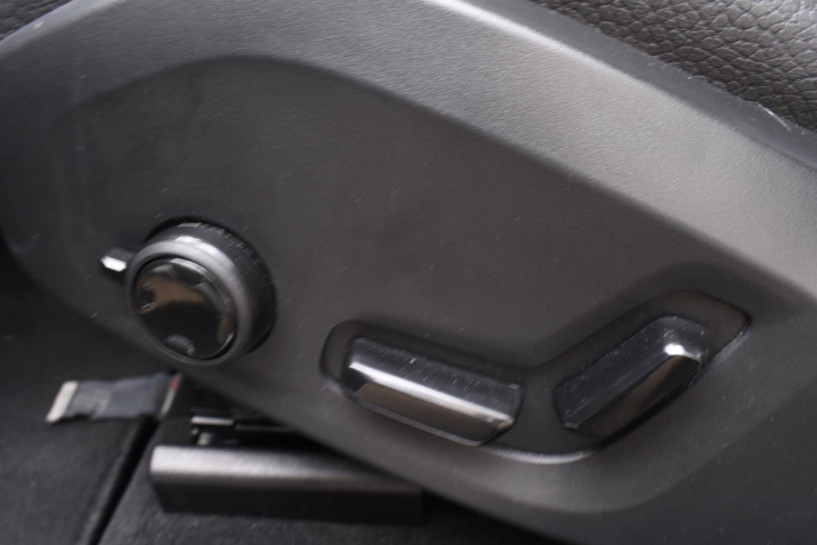 Volvo XC60 T6 350PK Automaat Plug-in Hybrid AWD Ultimate Dark / Luchtvering / Bowers & Wilkins / 360 Camera / Adaptieve Cruise Control / Stuur & Stoelverwarming / Elektr. Achterklep / Schuifdak / Trekhaak