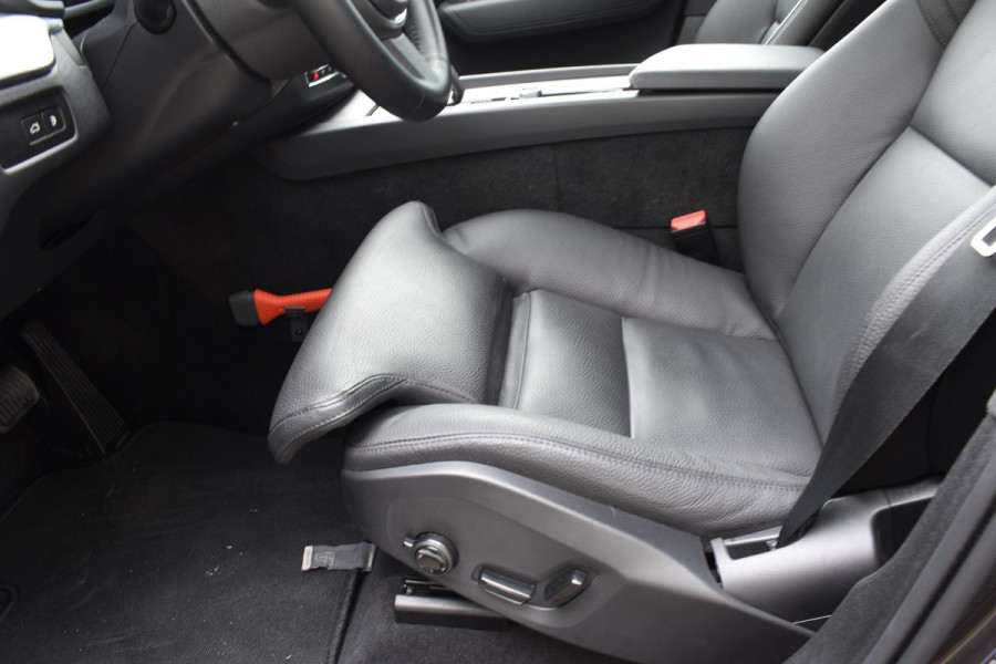 Volvo XC60 T6 350PK Automaat Plug-in Hybrid AWD Ultimate Dark / Luchtvering / Bowers & Wilkins / 360 Camera / Adaptieve Cruise Control / Stuur & Stoelverwarming / Elektr. Achterklep / Schuifdak / Trekhaak
