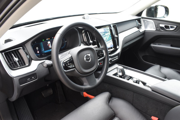 Volvo XC60 T6 350PK Automaat Plug-in Hybrid AWD Ultimate Dark / Luchtvering / Bowers & Wilkins / 360 Camera / Adaptieve Cruise Control / Stuur & Stoelverwarming / Elektr. Achterklep / Schuifdak / Trekhaak