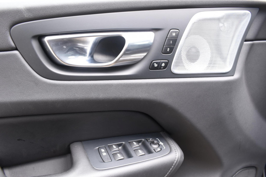 Volvo XC60 T6 350PK Automaat Plug-in Hybrid AWD Ultimate Dark / Luchtvering / Bowers & Wilkins / 360 Camera / Adaptieve Cruise Control / Stuur & Stoelverwarming / Elektr. Achterklep / Schuifdak / Trekhaak