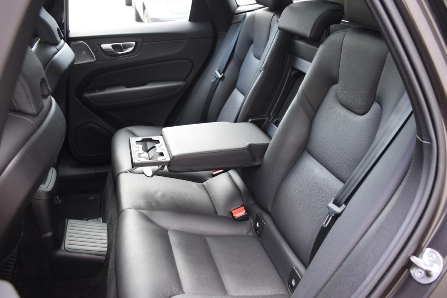 Volvo XC60 T6 350PK Automaat Plug-in Hybrid AWD Ultimate Dark / Luchtvering / Bowers & Wilkins / 360 Camera / Adaptieve Cruise Control / Stuur & Stoelverwarming / Elektr. Achterklep / Schuifdak / Trekhaak