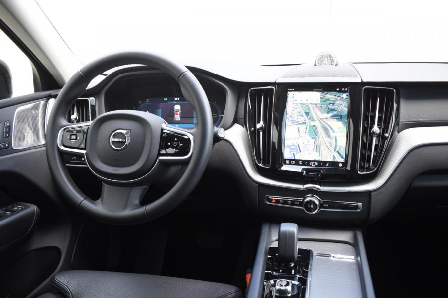 Volvo XC60 T6 350PK Automaat Plug-in Hybrid AWD Ultimate Dark / Luchtvering / Bowers & Wilkins / 360 Camera / Adaptieve Cruise Control / Stuur & Stoelverwarming / Elektr. Achterklep / Schuifdak / Trekhaak