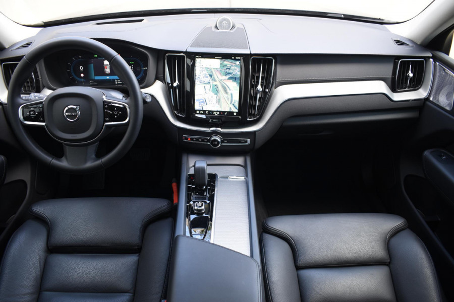Volvo XC60 T6 350PK Automaat Plug-in Hybrid AWD Ultimate Dark / Luchtvering / Bowers & Wilkins / 360 Camera / Adaptieve Cruise Control / Stuur & Stoelverwarming / Elektr. Achterklep / Schuifdak / Trekhaak