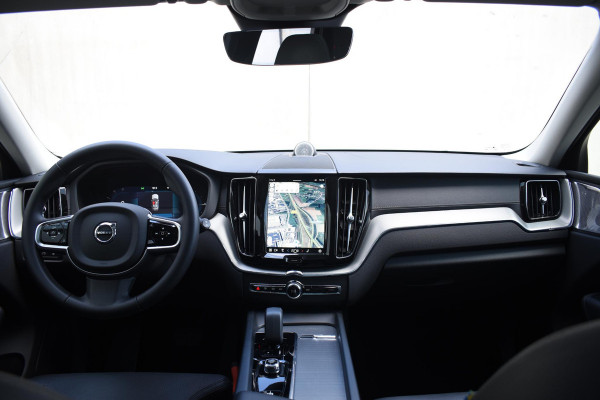 Volvo XC60 T6 350PK Automaat Plug-in Hybrid AWD Ultimate Dark / Luchtvering / Bowers & Wilkins / 360 Camera / Adaptieve Cruise Control / Stuur & Stoelverwarming / Elektr. Achterklep / Schuifdak / Trekhaak