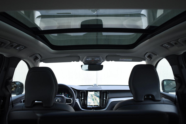 Volvo XC60 T6 350PK Automaat Plug-in Hybrid AWD Ultimate Dark / Luchtvering / Bowers & Wilkins / 360 Camera / Adaptieve Cruise Control / Stuur & Stoelverwarming / Elektr. Achterklep / Schuifdak / Trekhaak