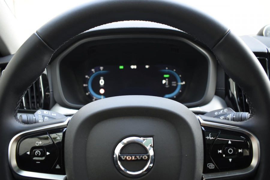 Volvo XC60 T6 350PK Automaat Plug-in Hybrid AWD Ultimate Dark / Luchtvering / Bowers & Wilkins / 360 Camera / Adaptieve Cruise Control / Stuur & Stoelverwarming / Elektr. Achterklep / Schuifdak / Trekhaak