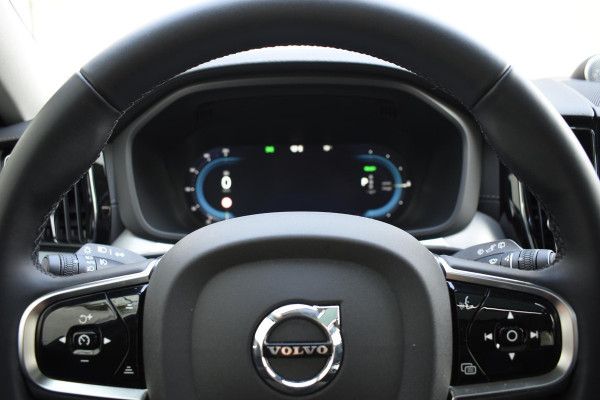 Volvo XC60 T6 350PK Automaat Plug-in Hybrid AWD Ultimate Dark / Luchtvering / Bowers & Wilkins / 360 Camera / Adaptieve Cruise Control / Stuur & Stoelverwarming / Elektr. Achterklep / Schuifdak / Trekhaak
