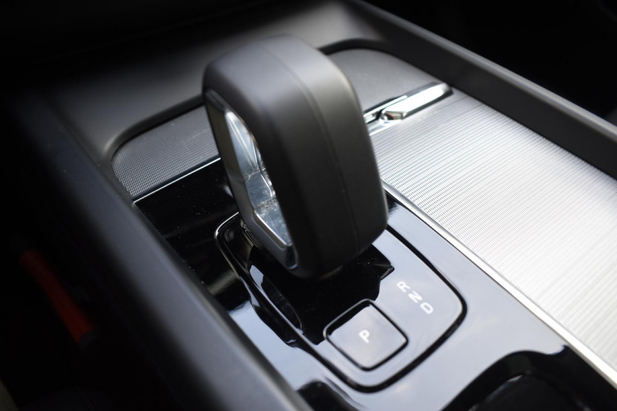 Volvo XC60 T6 350PK Automaat Plug-in Hybrid AWD Ultimate Dark / Luchtvering / Bowers & Wilkins / 360 Camera / Adaptieve Cruise Control / Stuur & Stoelverwarming / Elektr. Achterklep / Schuifdak / Trekhaak