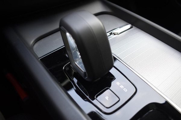 Volvo XC60 T6 350PK Automaat Plug-in Hybrid AWD Ultimate Dark / Luchtvering / Bowers & Wilkins / 360 Camera / Adaptieve Cruise Control / Stuur & Stoelverwarming / Elektr. Achterklep / Schuifdak / Trekhaak