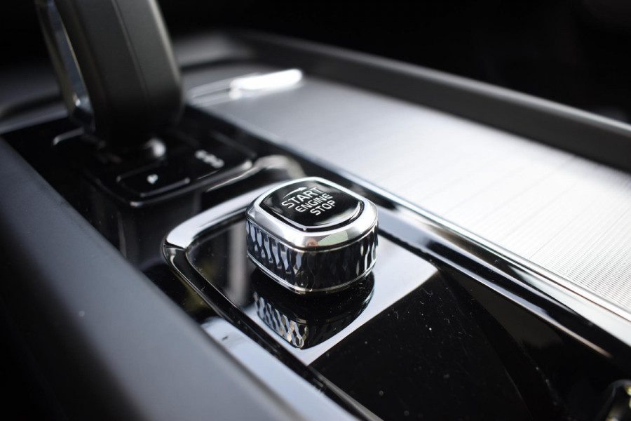Volvo XC60 T6 350PK Automaat Plug-in Hybrid AWD Ultimate Dark / Luchtvering / Bowers & Wilkins / 360 Camera / Adaptieve Cruise Control / Stuur & Stoelverwarming / Elektr. Achterklep / Schuifdak / Trekhaak