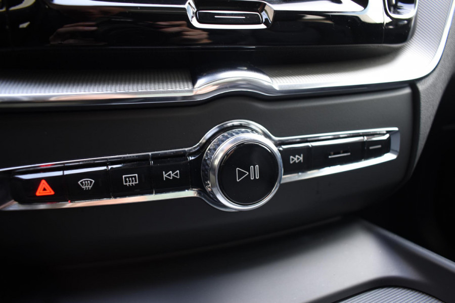 Volvo XC60 T6 350PK Automaat Plug-in Hybrid AWD Ultimate Dark / Luchtvering / Bowers & Wilkins / 360 Camera / Adaptieve Cruise Control / Stuur & Stoelverwarming / Elektr. Achterklep / Schuifdak / Trekhaak