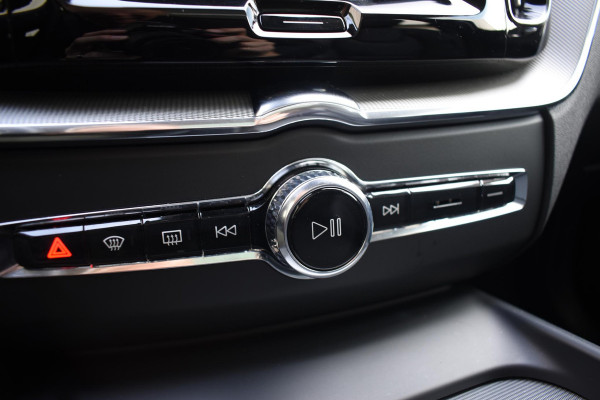Volvo XC60 T6 350PK Automaat Plug-in Hybrid AWD Ultimate Dark / Luchtvering / Bowers & Wilkins / 360 Camera / Adaptieve Cruise Control / Stuur & Stoelverwarming / Elektr. Achterklep / Schuifdak / Trekhaak