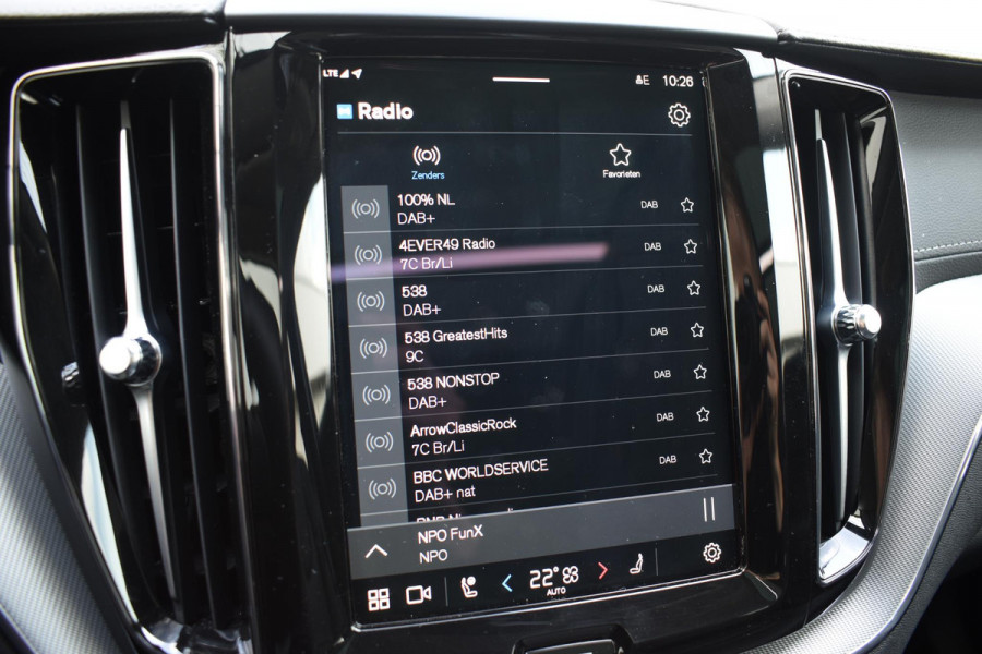 Volvo XC60 T6 350PK Automaat Plug-in Hybrid AWD Ultimate Dark / Luchtvering / Bowers & Wilkins / 360 Camera / Adaptieve Cruise Control / Stuur & Stoelverwarming / Elektr. Achterklep / Schuifdak / Trekhaak