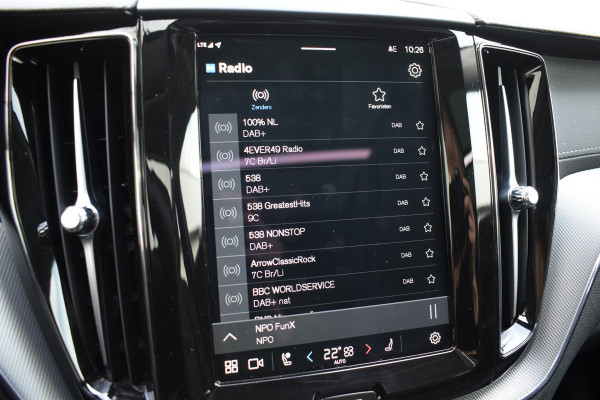 Volvo XC60 T6 350PK Automaat Plug-in Hybrid AWD Ultimate Dark / Luchtvering / Bowers & Wilkins / 360 Camera / Adaptieve Cruise Control / Stuur & Stoelverwarming / Elektr. Achterklep / Schuifdak / Trekhaak