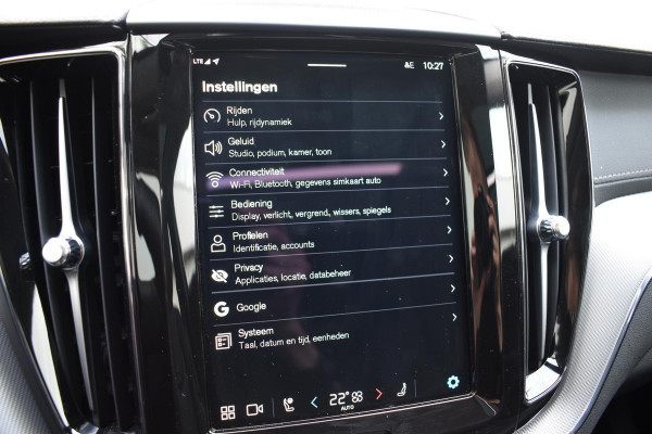 Volvo XC60 T6 350PK Automaat Plug-in Hybrid AWD Ultimate Dark / Luchtvering / Bowers & Wilkins / 360 Camera / Adaptieve Cruise Control / Stuur & Stoelverwarming / Elektr. Achterklep / Schuifdak / Trekhaak