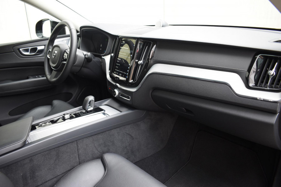 Volvo XC60 T6 350PK Automaat Plug-in Hybrid AWD Ultimate Dark / Luchtvering / Bowers & Wilkins / 360 Camera / Adaptieve Cruise Control / Stuur & Stoelverwarming / Elektr. Achterklep / Schuifdak / Trekhaak