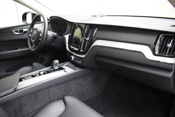 Volvo XC60 T6 350PK Automaat Plug-in Hybrid AWD Ultimate Dark / Luchtvering / Bowers & Wilkins / 360 Camera / Adaptieve Cruise Control / Stuur & Stoelverwarming / Elektr. Achterklep / Schuifdak / Trekhaak
