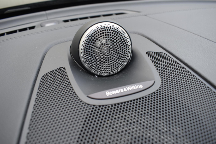 Volvo XC60 T6 350PK Automaat Plug-in Hybrid AWD Ultimate Dark / Luchtvering / Bowers & Wilkins / 360 Camera / Adaptieve Cruise Control / Stuur & Stoelverwarming / Elektr. Achterklep / Schuifdak / Trekhaak