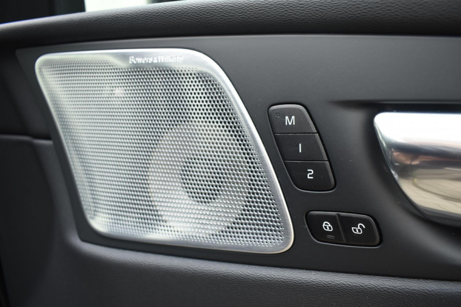 Volvo XC60 T6 350PK Automaat Plug-in Hybrid AWD Ultimate Dark / Luchtvering / Bowers & Wilkins / 360 Camera / Adaptieve Cruise Control / Stuur & Stoelverwarming / Elektr. Achterklep / Schuifdak / Trekhaak