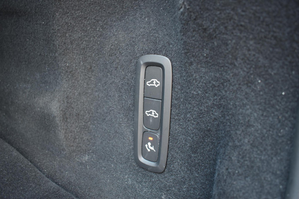 Volvo XC60 T6 350PK Automaat Plug-in Hybrid AWD Ultimate Dark / Luchtvering / Bowers & Wilkins / 360 Camera / Adaptieve Cruise Control / Stuur & Stoelverwarming / Elektr. Achterklep / Schuifdak / Trekhaak