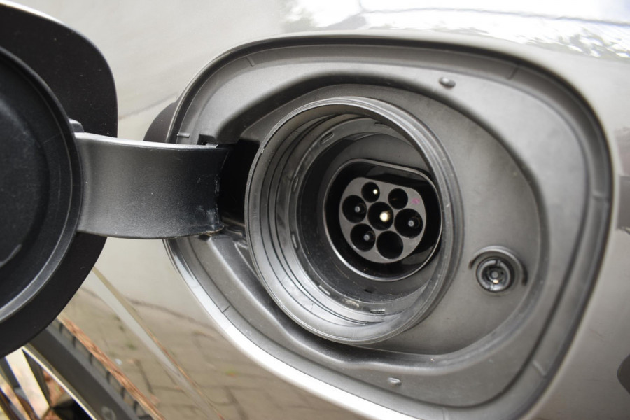 Volvo XC60 T6 350PK Automaat Plug-in Hybrid AWD Ultimate Dark / Luchtvering / Bowers & Wilkins / 360 Camera / Adaptieve Cruise Control / Stuur & Stoelverwarming / Elektr. Achterklep / Schuifdak / Trekhaak