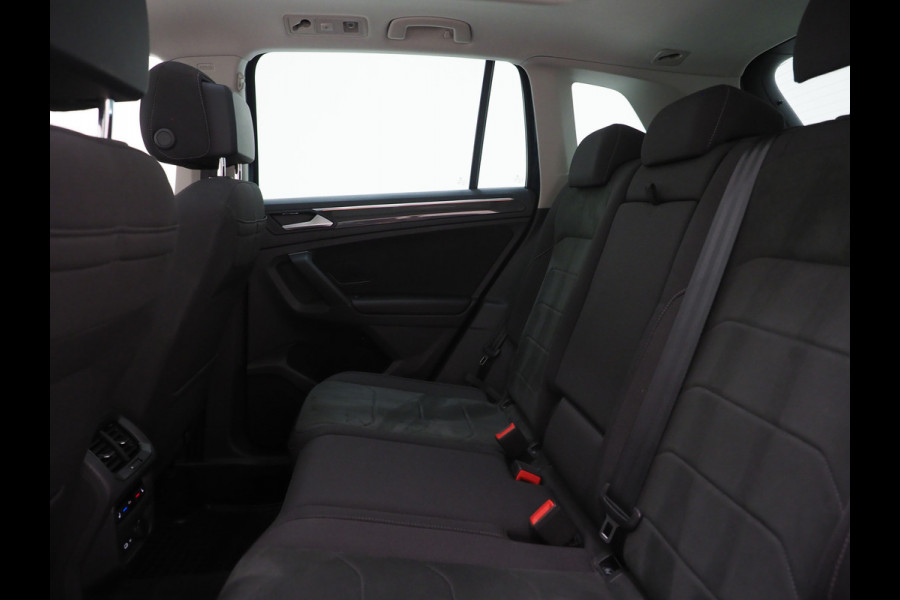 Volkswagen Tiguan 1.4 TSI eHybrid Elegance | Panoramadak | Trekhaak | Massage | 360 | Sfeerlicht | Dodehoek | Matrix | Carplay