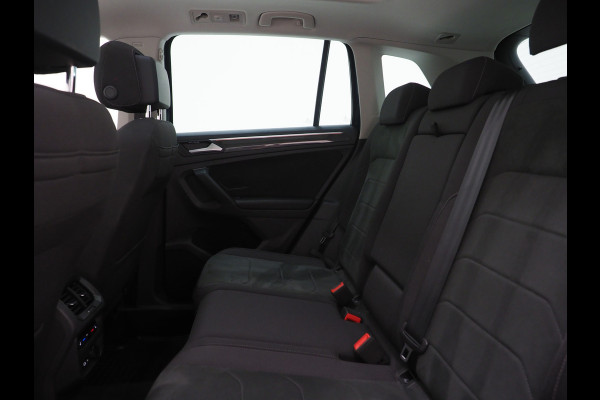 Volkswagen Tiguan 1.4 TSI eHybrid Elegance | Panoramadak | Trekhaak | Massage | 360 | Sfeerlicht | Dodehoek | Matrix | Carplay