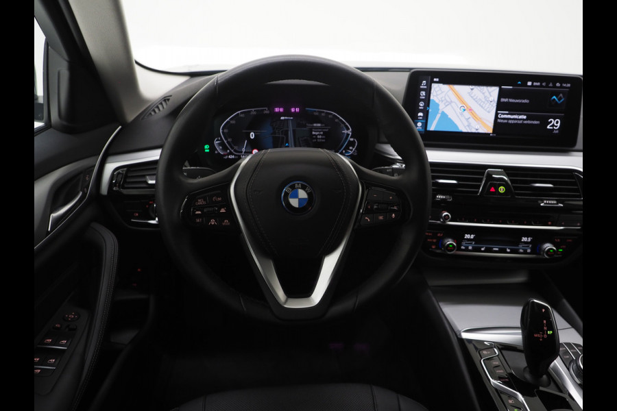 BMW 5 Serie Touring 530e | Leder | Trekhaak | 360 | Adaptive Cruise | Dodehoek | Stoelverwarming | Carplay