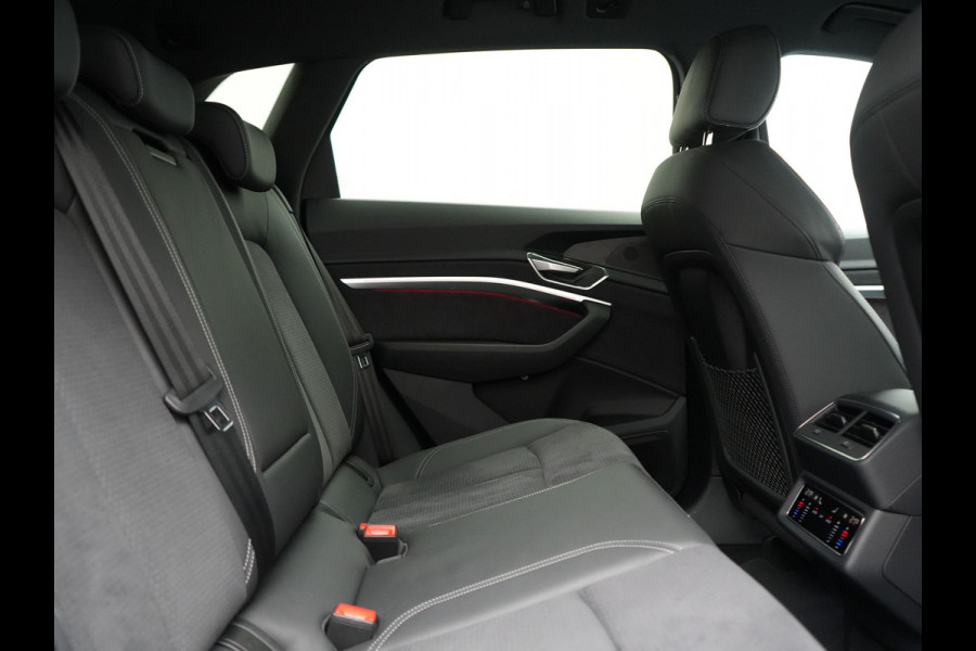 Audi Q8 e-tron 55 Quattro S Line 114 kWh 408pk Dealer O.H. | Trekhaak Afn. | Luchtvering | Adaptive Cruise | Head Up | Matrix LED | Camera | Alcantara Sportstoelen Verwarmd | Sfeerverlichting | Keyless | Navigatie | Virtual | DAB |