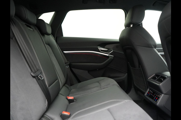 Audi Q8 e-tron 55 Quattro S Line 114 kWh 408pk Dealer O.H. | Trekhaak Afn. | Luchtvering | Adaptive Cruise | Head Up | Matrix LED | Camera | Alcantara Sportstoelen Verwarmd | Sfeerverlichting | Keyless | Navigatie | Virtual | DAB |